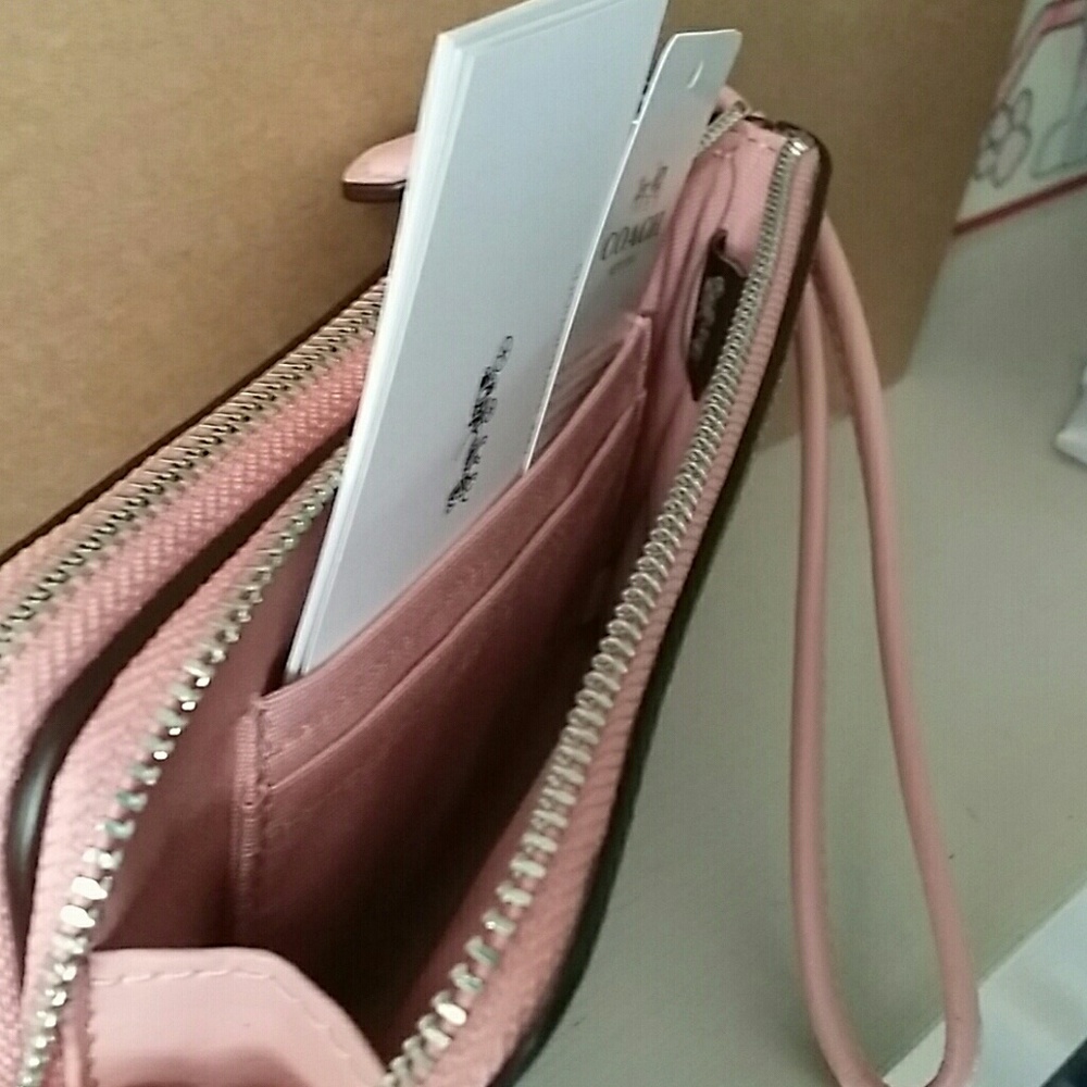 🌹{SOLD)●●AUTHENTIC COACH DOUBLE ZIP WRISTLET🌹🌹 - Picture 6 of 8